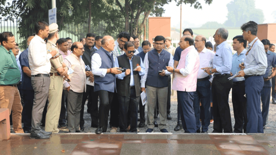 Delhi Lieutenant Governor VK Saxena visited Rajghat amid pollution situation