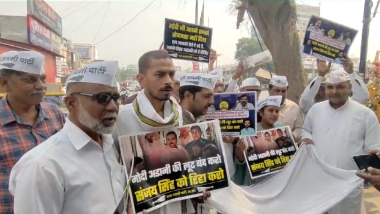 Aam Aadmi Party begs in Civil Lines, demands release of Sanjay Singh