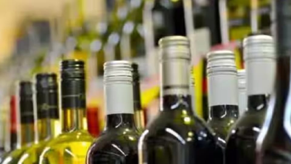 Licenses of two country liquor shops canceled in haldwani