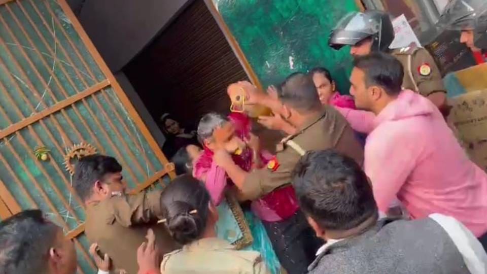old man tried to commit suicide by spraying diesel in front of police In Agra