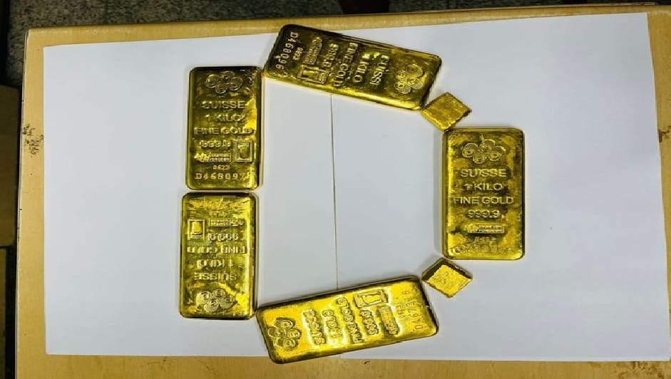 Delhi Customs arrested two Indian nationals bringing gold bars from Bangkok