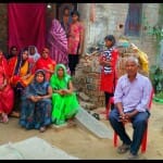 बड़हलगंज इलाके में घटना के बारे में बातचीत करतीं महिलाएं व अन्य लोग।