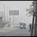 गोरखपुर में प्रदूषण के कारण छाई धुंध।