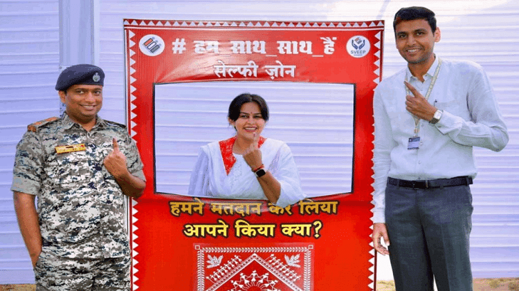 Cg Election Photos:यहां देखें लोकतंत्र को मजबूत करने वाली तस्वीरें, दिग्गजों से लेकर अफसरों तक ने किया वोट – Chhattisgarh Election Phase 1 Voting Photo Gallery With Top Leaders