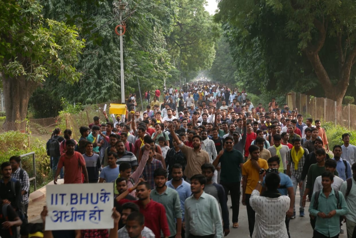 IIT BHU: 3000 students and teachers took to the streets, said - 'Will not let Mahamana's garden be divided'