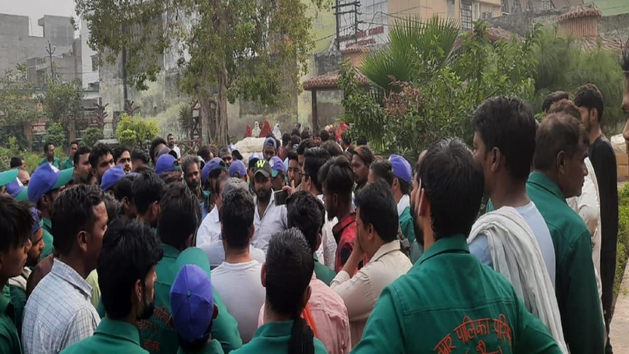 Baghpat: Employees created ruckus and protest demanding honorarium and PF