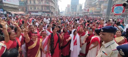 डाक बंगला चौराहा पर प्रदर्शन करतीं आंगनबाड़ी सेविकाएं।