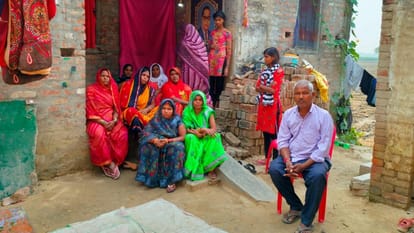 बड़हलगंज इलाके में घटना के बारे में बातचीत करतीं महिलाएं व अन्य लोग।