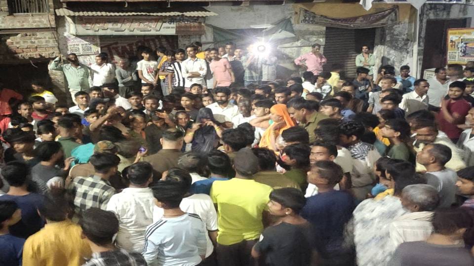 Laborer died during treatment in Firozabad family created ruckus by keeping dead body