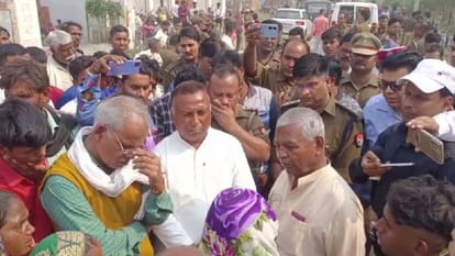 family members block road by keeping the student dead body in bisalpur