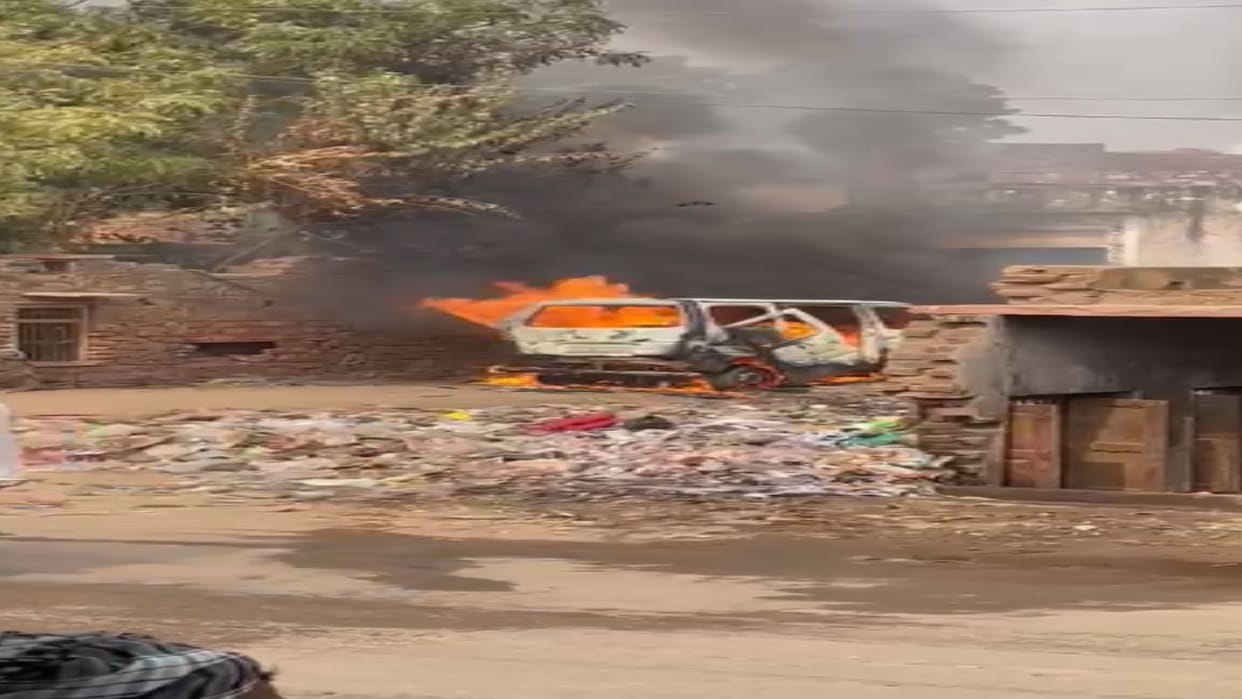 A massive fire broke out due to cylinder explosion in Eeco van in deeg bharatpur