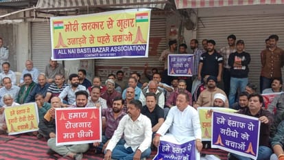 जम्मू: सतवारी और नई बस्ती के दुकानदारों ने लगाया धरना, बोले- सरकार मत छीनो रोजगार Jammu: Shops of Nai Vasti and Satwari closed shopkeepers staged protest