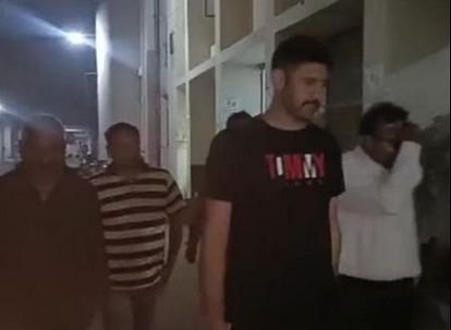 Orai: बीएसएनएल के ऑपरेशन एरिया प्रमुख रिश्वत लेते रंगेहाथ गिरफ्तार, फ्रेंचाइजी के नाम पर मांगे थे 20 हजार Orai: BSNL operation area head arrested red handed taking bribe, the team arrested and took him to Lucknow