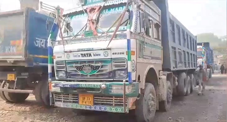 Overloaded Maurangs truck overturned in Lalauli market, 15 km long jam, people said  there is always trouble.