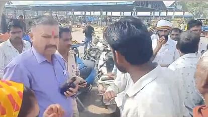 Ujjain: सोसायटी में खाद नहीं, चक्काजाम के साथ लग रहे नारे, आक्रोशित किसान बदल ना दे विधानसभा चुनाव के परिणाम Ujjain News: No fertilizer on societies slogans being raised along with blockade