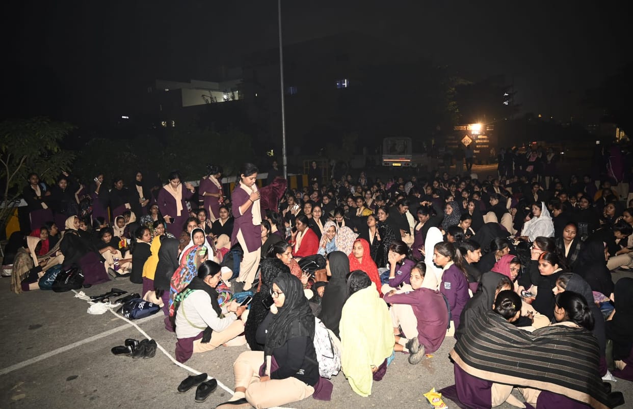 Lucknow News: Women employees of UP-112 sat on strike till late night, electricity supply was stopped