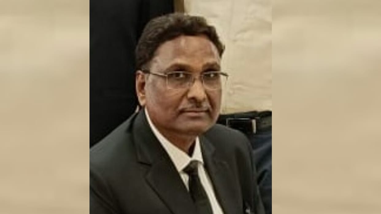 Retired IAS NS ravi died of dengue in Lucknow.