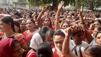 Bihar: नालंदा में आंगनबाड़ी कार्यकर्ताओं का सामूहिक इस्तीफा, हंगामा; चार सूत्रीय मांगों को लेकर हड़ताल All Anganwadi workers and assistants of Nalanda have been on strike for four-point demands