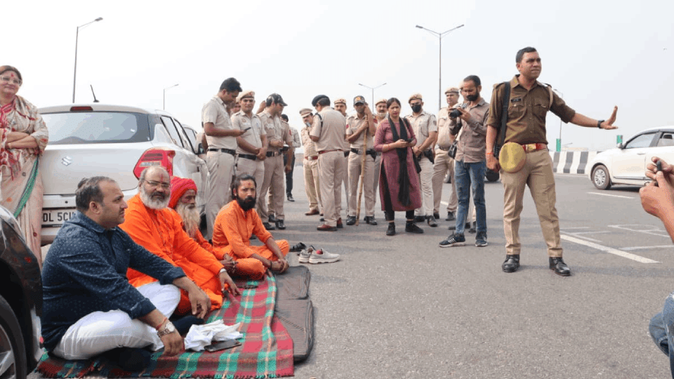 Mahandleshwar Yeti Narasimhanand Giri stopped at Up gate Delhi UP border