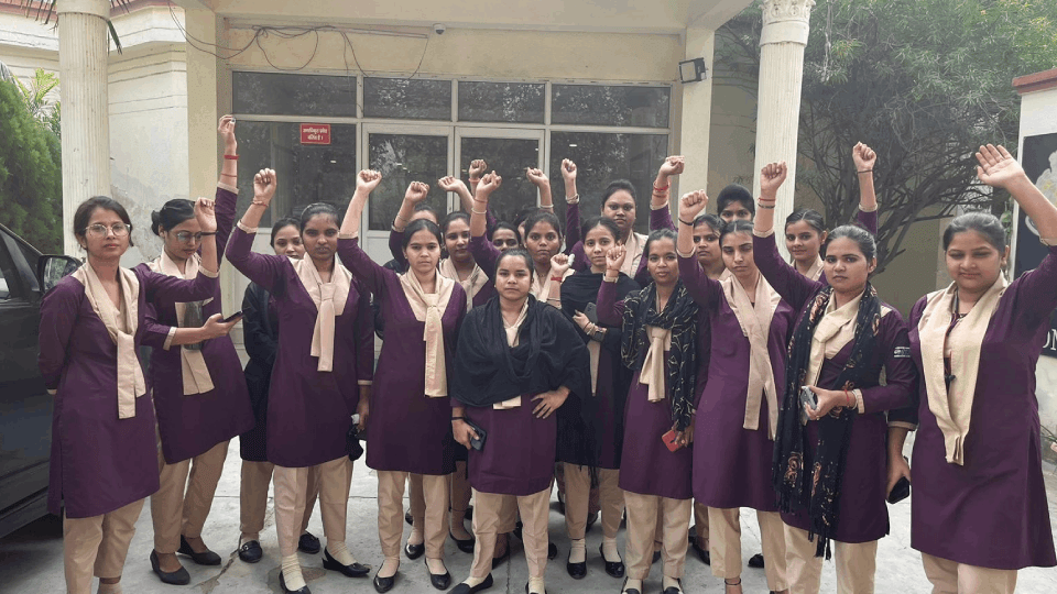contract workers working in police dial 112 lost their jobs protest Ghaziabad