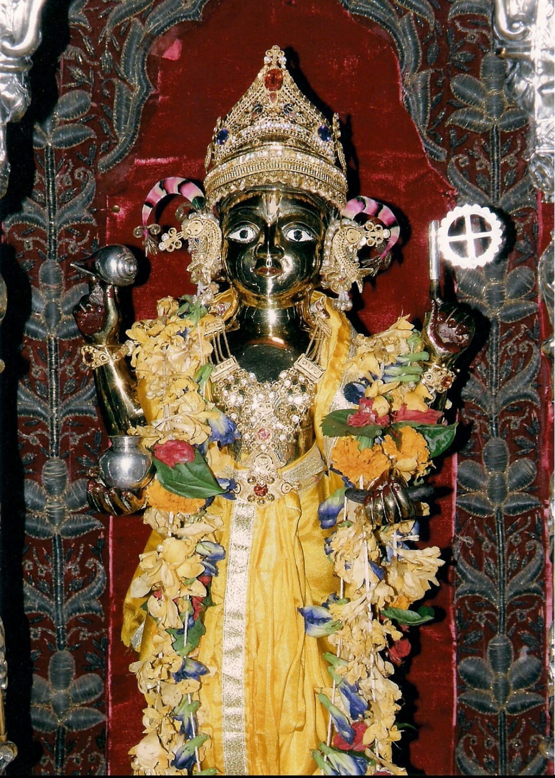 On Dhanteras, the three hundred year old statue of Lord Dhanvantari will be seen, the only Ashtadhatu statue