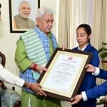 तीरंदाज शीतल देवी को सम्मानित करते हुए उपराज्यपाल