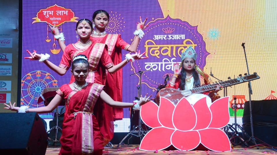little artists wonderful performance in Amar Ujala Diwali Carnival in Bareilly