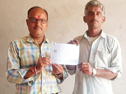 MP Election 2023: क्यूआर कोड वाली वोटर स्लिप पहुंचने लगीं घर, स्कैन करते ही मिल रही बूथ की जानकारी MP Election 2023: Voter slips with QR code started reaching home, booth information available as scanned