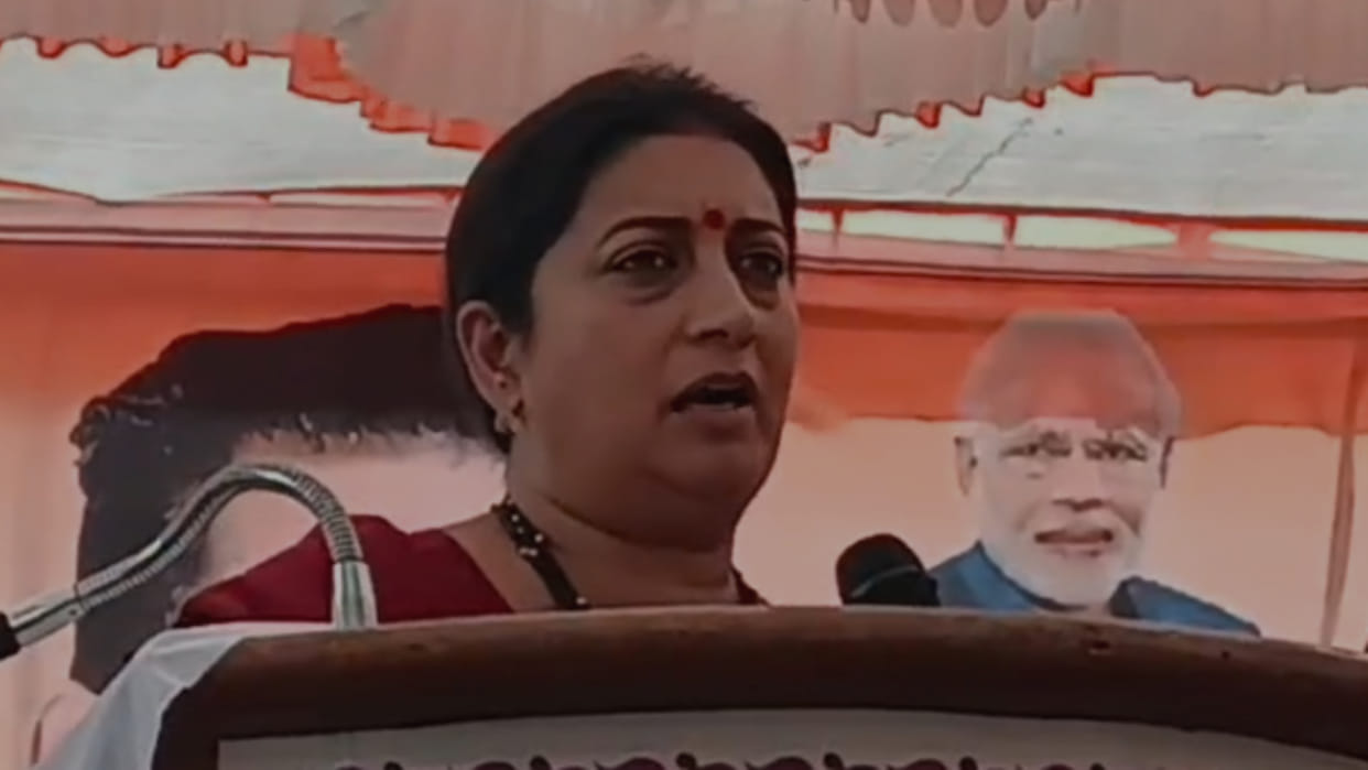 MP Election: Smriti Irani in Chaurai, surrounded Congress at Ram temple, told the public to vote