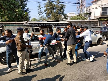 Congress workers protest regarding dispute case during student union elections Doiwala Rishikesh Uttarakhand