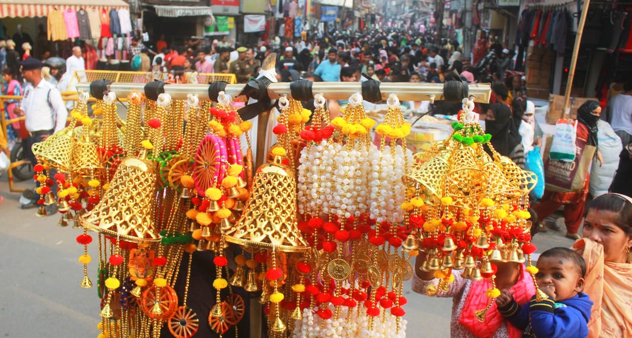 Diwali 2023: Colorful fringes brighten market, Lakshmi Ganesh idols made clay have highest sales