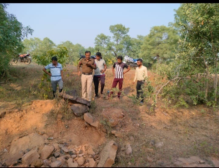 MP News: Seeing the hole dug up, people thought a dead body was buried, but a horse was found in the digging.