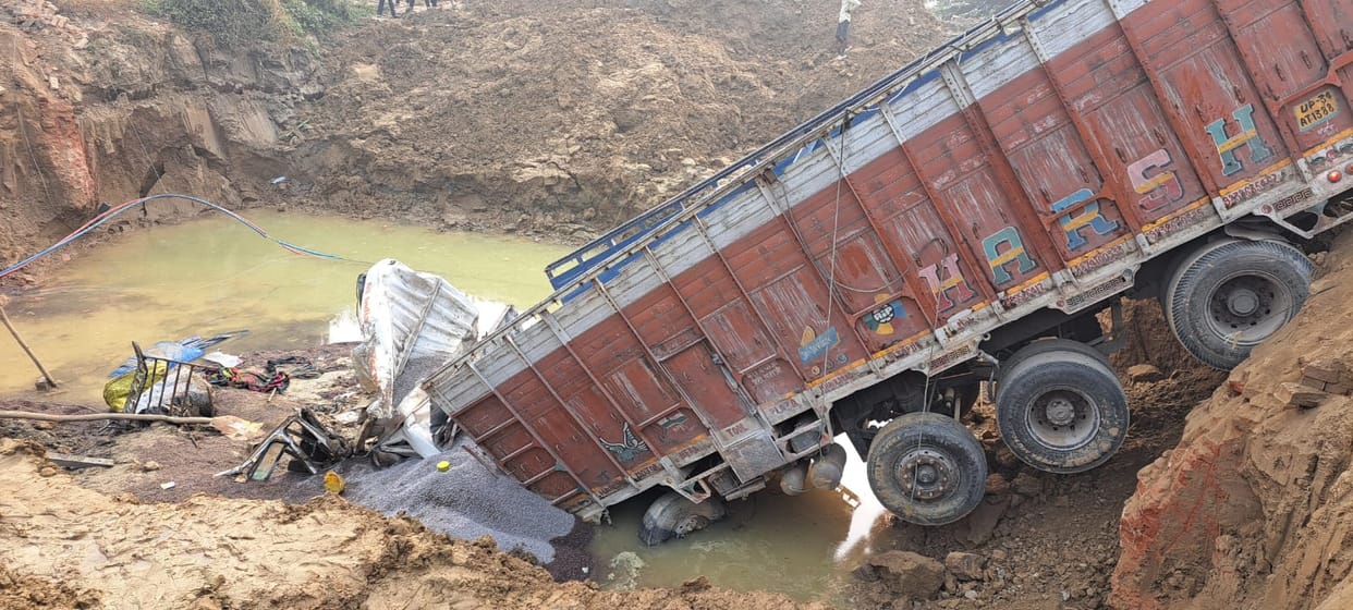 Hardoi road accident, Ballast laden truck fell into deep pit of under construction bridge, many likely to be i