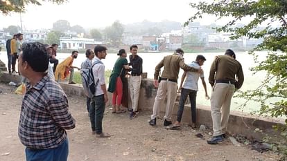 Chhatarpur: किशोर सागर तालाब में मिली चार दिन से लापता युवक की लाश, बहन ने जताई हत्या की आशंका Chhatarpur: Dead body of youth missing for four days found in pond, sister expressed suspicion of murder
