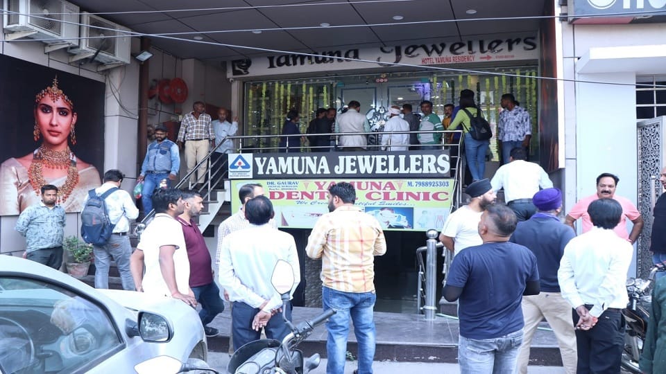 Miscreants entered showroom posing customers with intention of robbing In Yamunanagar