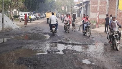 Hathras News: 17 करोड़ से बदलेगी जिले की 85 सड़कों की सूरत, गड्ढामुक्त होंगी सड़कें 85 roads of Hathras will be pothole free with Rs 17 crores