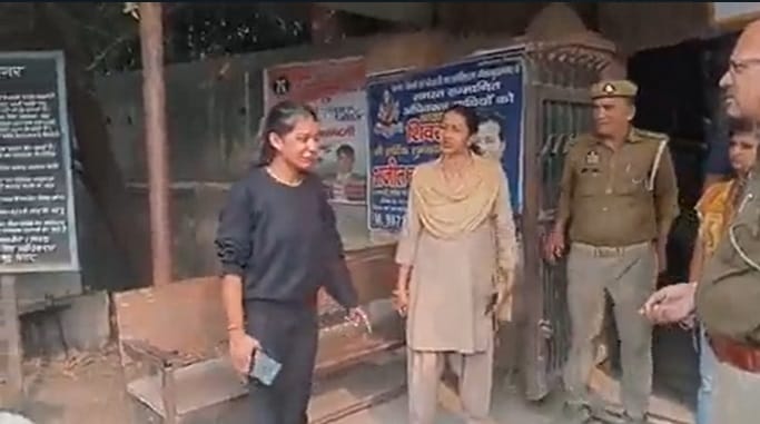 man tried to set himself on fire by pouring kerosene oil on himself outside Noida District Court