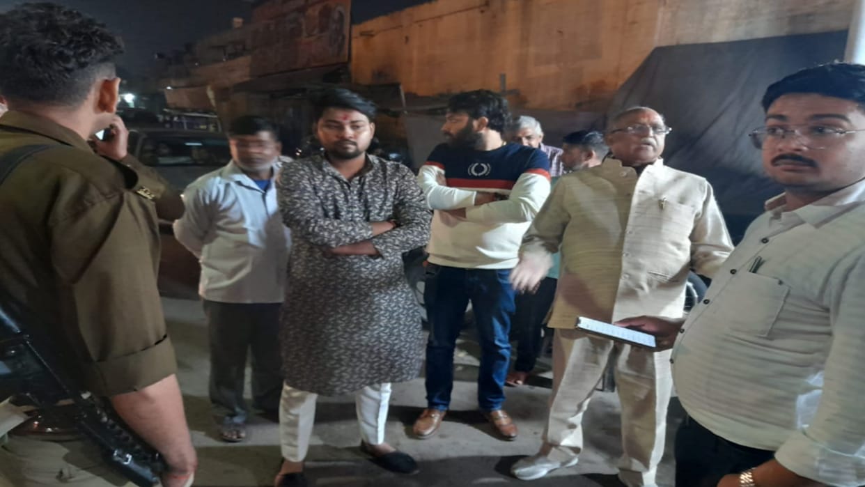 Cantt MLA Amit Aggarwal caught red handed giving illegal bribe to policemen in Meerut