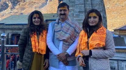 Kedarnath Dham: अभिनेत्री रवीना टंडन बेटी राशा थडानी के साथ किए बाबा केदार के दर्शन, प्रशंसकों ने ली सेल्फी Actress Raveena Tandon reached Kedarnath with daughter Rasha Thadani Uttarakhand news in hindi