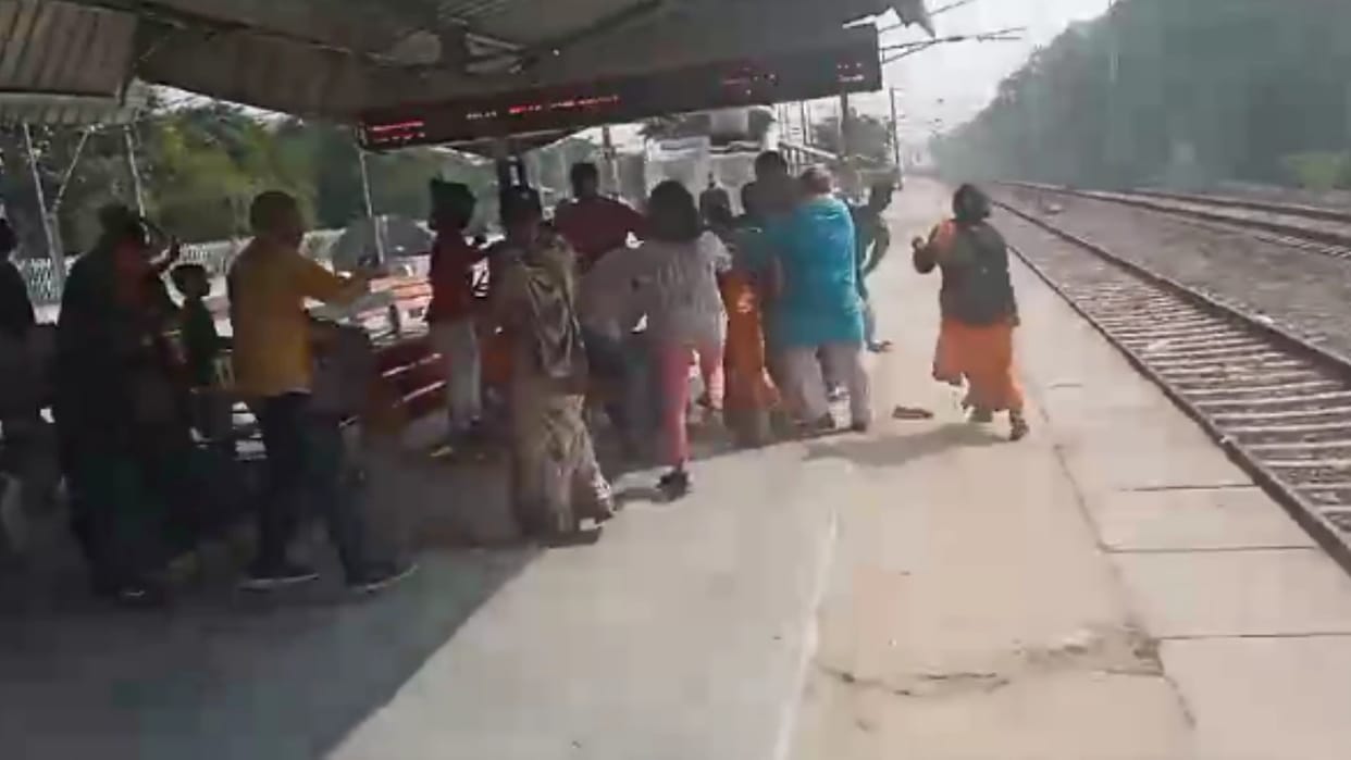 At Sirathu railway station, the bullies chased and beat the visitors, the police also remained a mute spectato