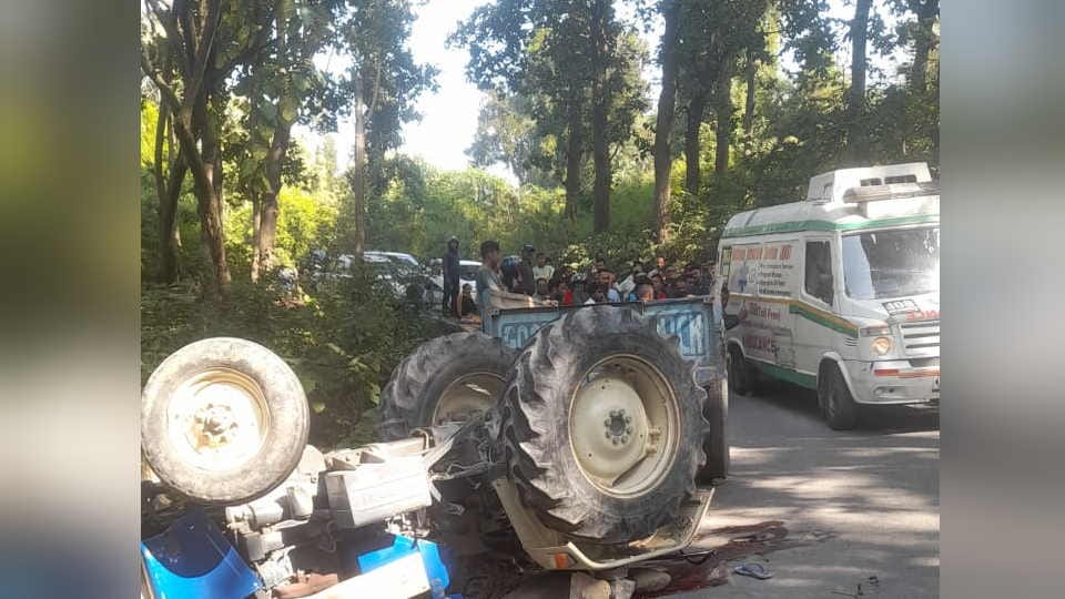 Dehradun Accident News Tractor trolley overturned in Prem Nagar, one youth died on spot