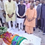 आशुतोष टंडन उर्फ गोपालजी को श्रद्धांजलि देने पहुंचे मुख्यमंत्री योगी।