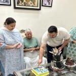 राबड़ी आवास पर परिवार के साथ केक काटते तेजस्वी यादव।