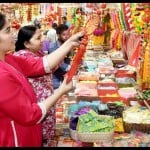 दीपावली पर खरीदारी करती युवती।