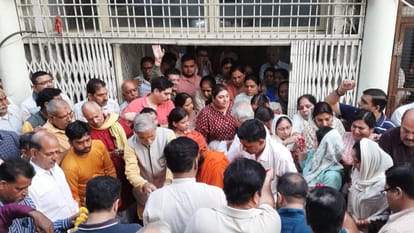 CM Yogi Adityanath and BJP leaders give tribute to late Ashutosh tandon.