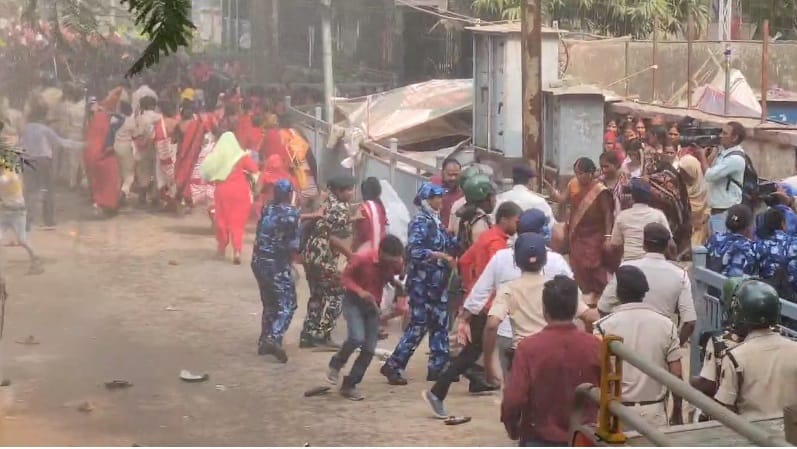 Bihar News: Anganwadi workers and assistants protested in many districts including Patna, police lathicharged