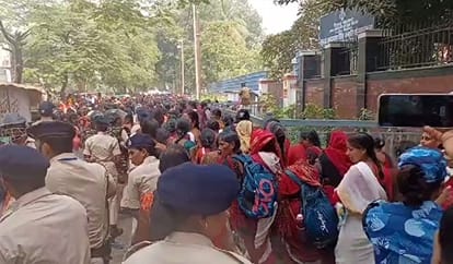 Bihar News: Anganwadi workers and assistants protested in many districts including Patna, police lathicharged