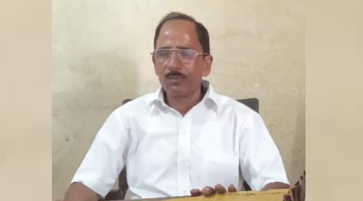 Jalaun Accident, ADO hit by loader, death, accident happened while crossing the road