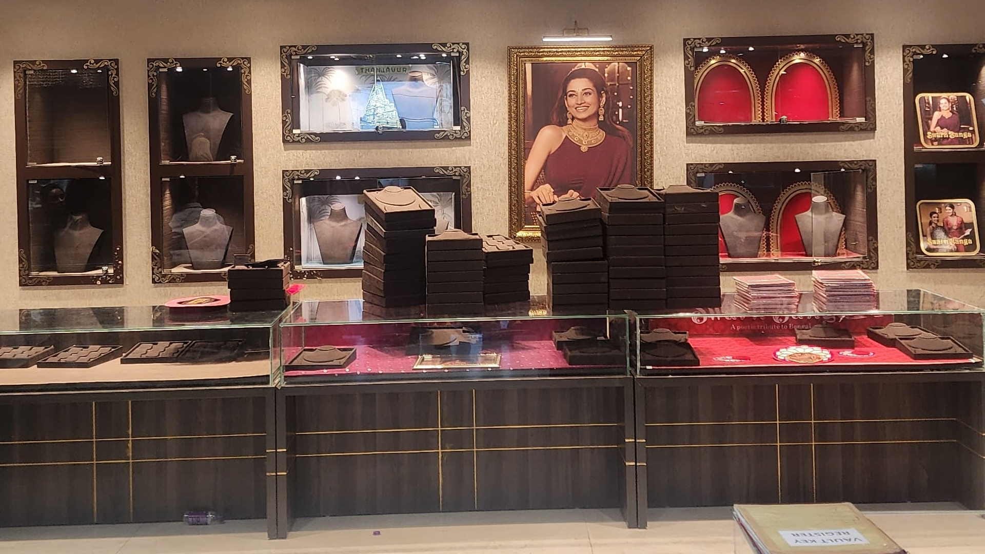 Robbery in Reliance jewellery showroom on Rajpur Road Dehradun looted showroom in film style president Visit
