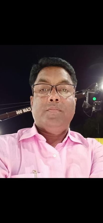 Mirzapur: अचानक तबीयत खराब होने 45 साल की उम्र में दुनिया छोड़ गए जिला पंचायत राज्य अधिकारी, मचा कोहराम District Panchayat State Officer left this world at the age of 45 due to sudden ill health, created chaos